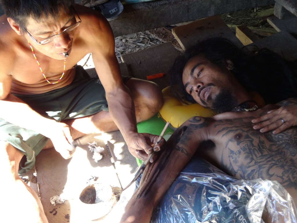 Wyspa Siberut - szaman Mentawajow robi swiety tatuaz - wyprawa z om tramping klub