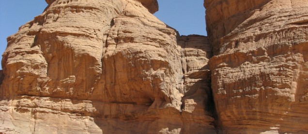 Piaskowe formacje skalne na Saharze w Algierii - om tramping klub