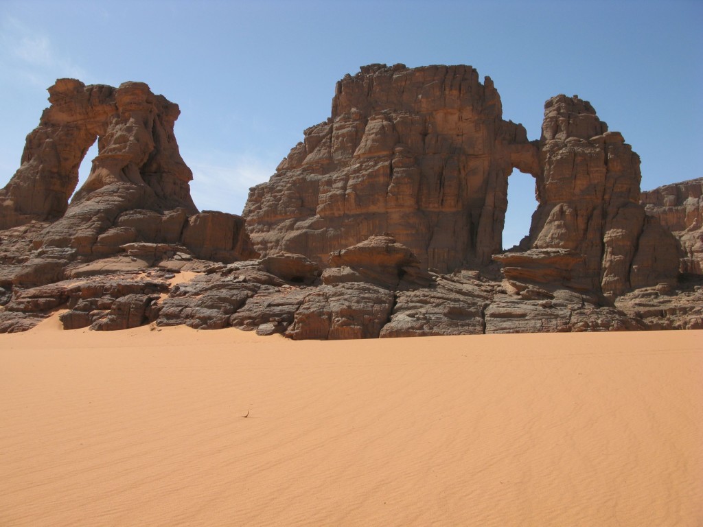 Pomaranczowy piasek Sahary i formacje skalne - Algieria z Om Tramping Klub
