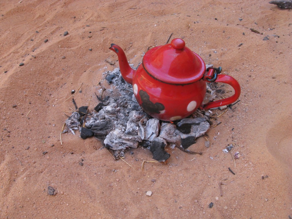 Czajniczek na ogniu, przygotowania do slynnej tuareskiej herbaty - om tramping klub