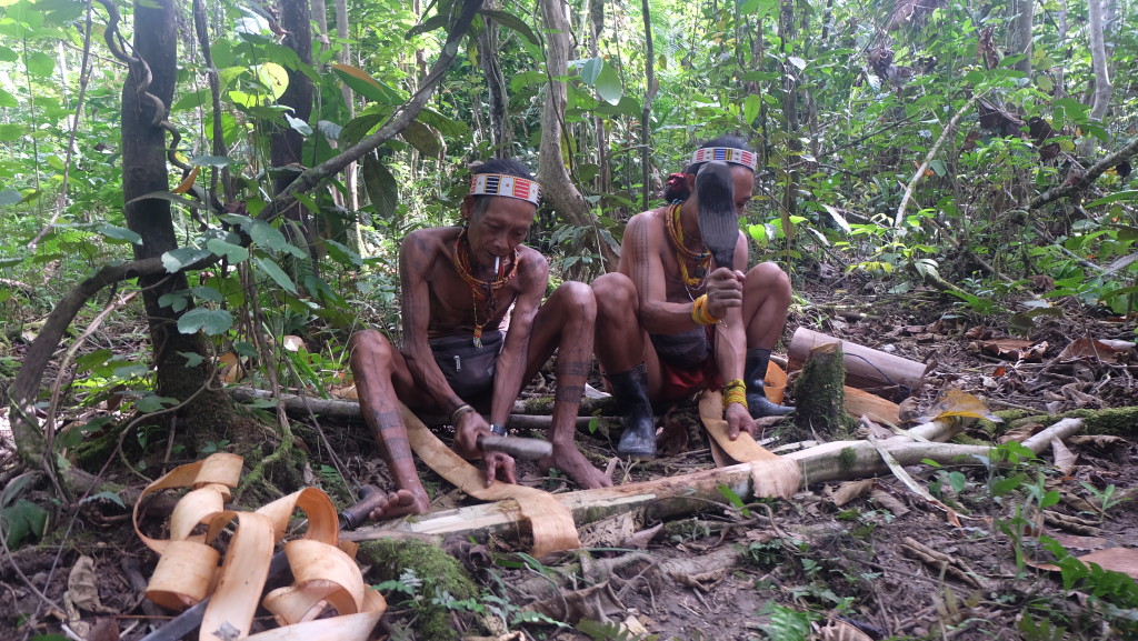 Mentawajowie z wyspy Siberut w Indonezji w trakcie pracy - z kory drzew recznie wytwarzaja odziez - om tramping klub