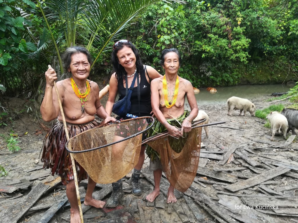 Lowienie ryb z kobietami z plemienia Mentawajow na wyspie Siberut w Indonezji - om tramping klub 