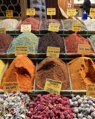Kolorowe kopce przypraw na bazarze w Stambule