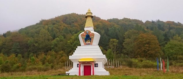 Smukła biała stupa buddyjska w Darnkowie